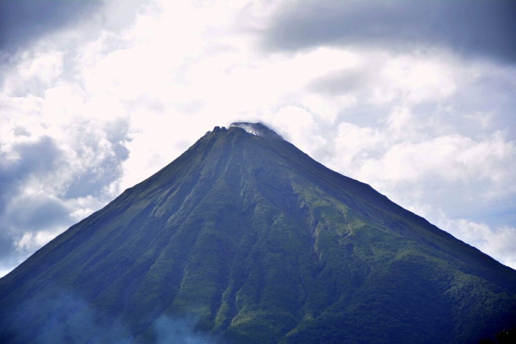 Arenal Volcano - How to get to Poas Volcano in Costa Rica?