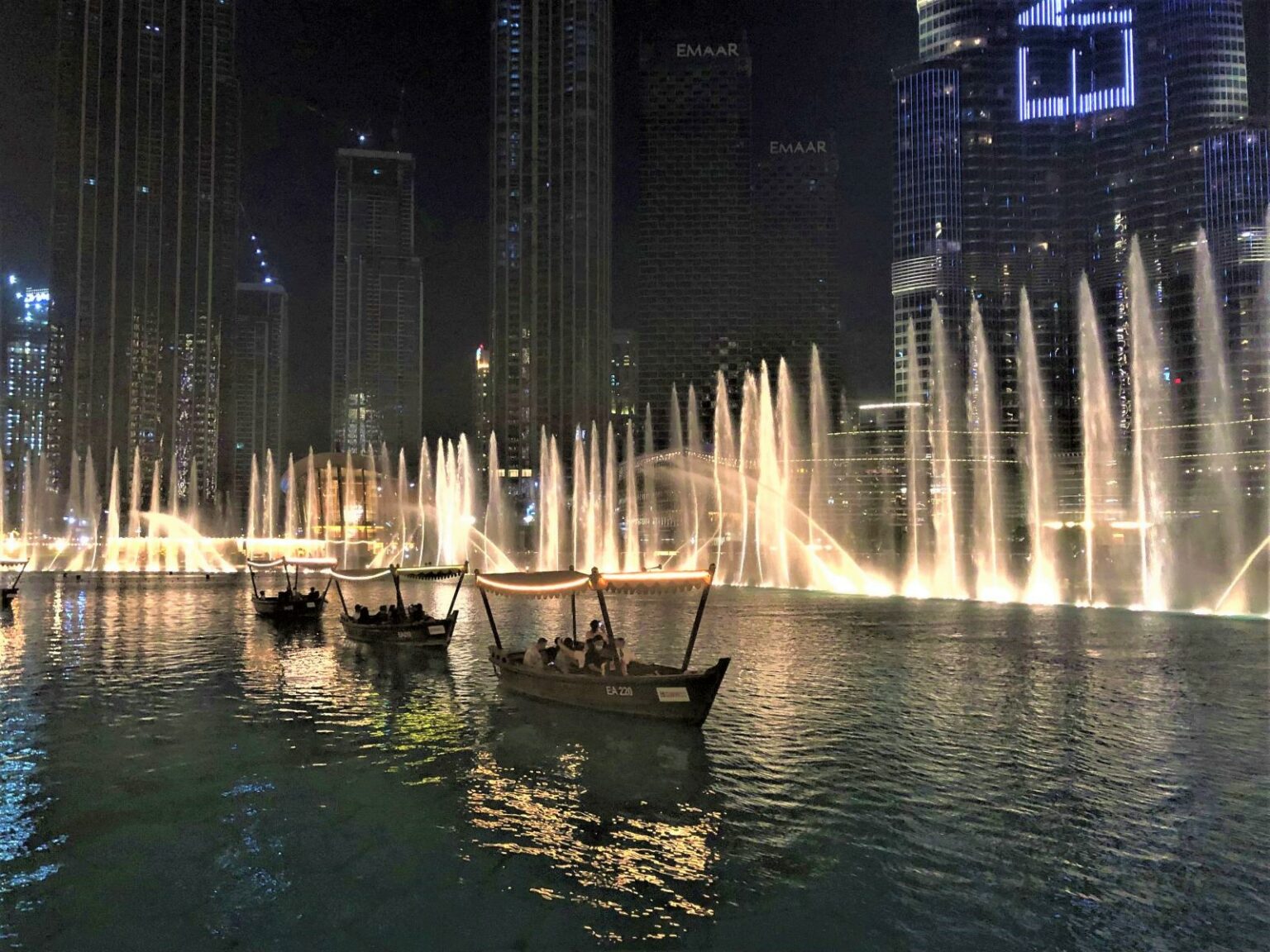 Dubai Fontaine Show - Affordable 3 Day Dubai itinerary for holidays of a lifetime!